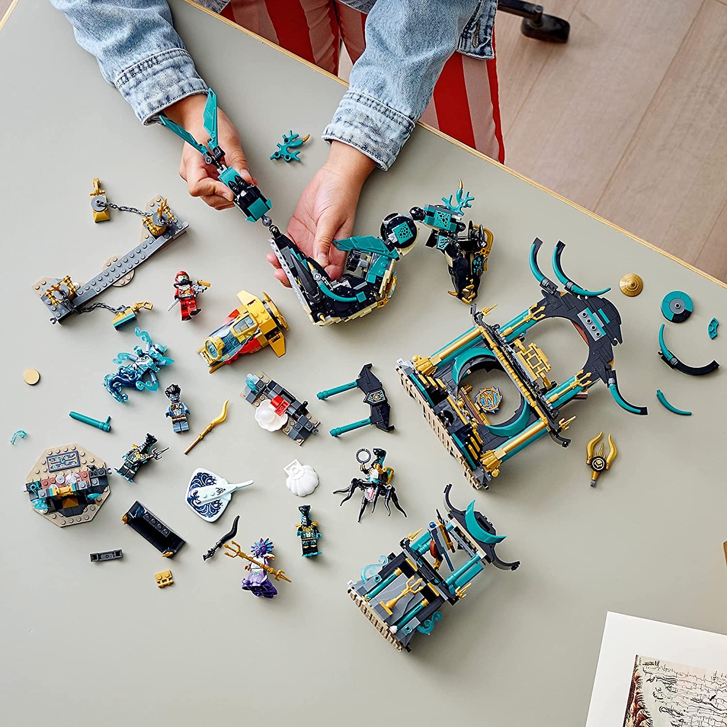 本体とスタンドのセットです。 Amazon.co.jp: レゴ(LEGO) NINJAGO 果てしなく続く海の神殿